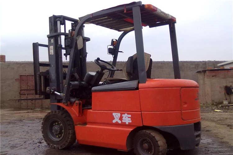 在濟寧合力叉車搬運作業(yè)時出現(xiàn)負重超荷、裝卸物品搖晃不平衡和貨品意外跌落傷人等現(xiàn)象