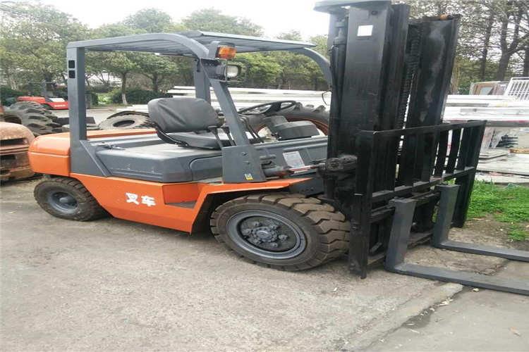 當叉架上荷載過重會引起車尾翹起，此時讓人員站在濟寧合力叉車一端利用體重充當平衡配重，結果在提升貨品時車尾突然上翹致使人員跌傷
